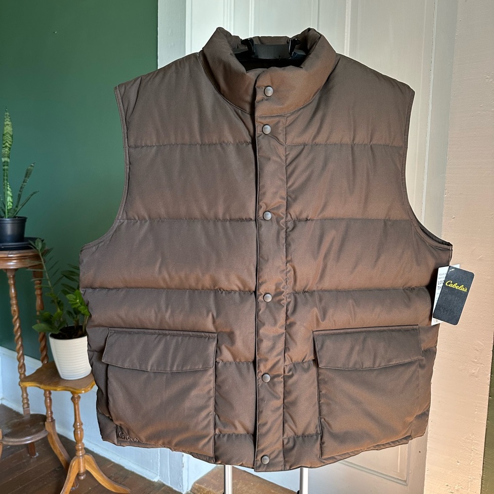 2XL Tall Cabelas chocolate, down filled, puffy vest with fleece lining. NWT.